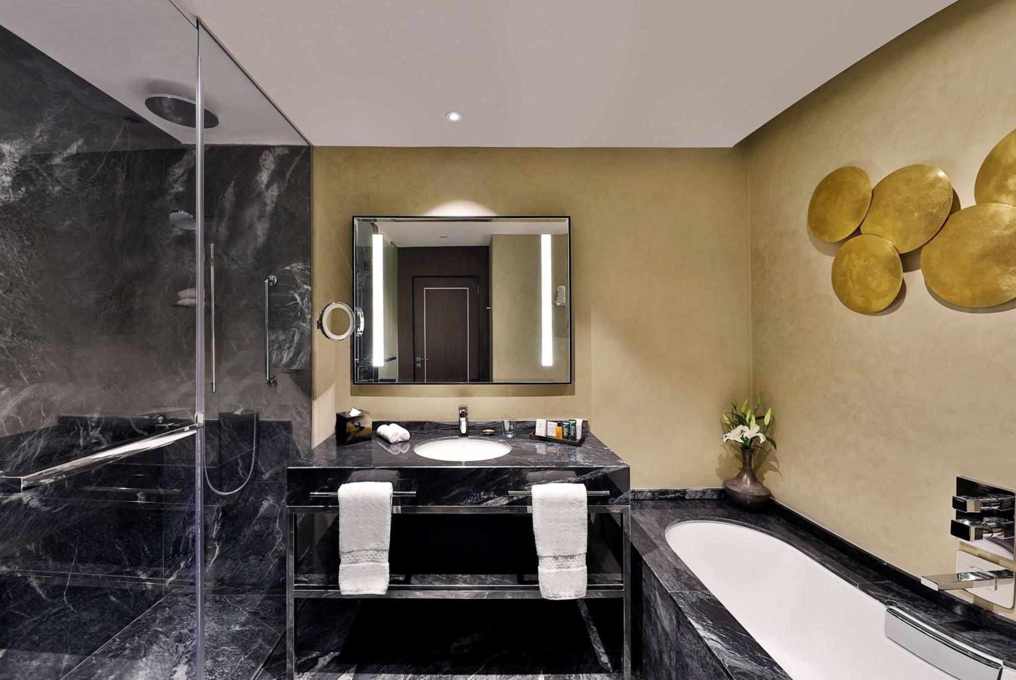 Hilton Tanger City Center Bagian luar foto Bathroom