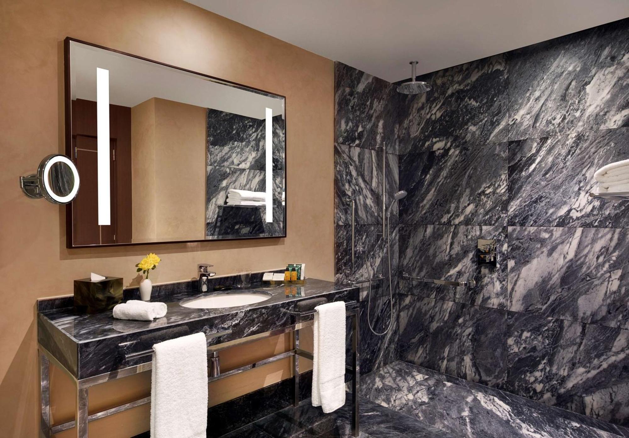 Hilton Tanger City Center Bagian luar foto Bathroom