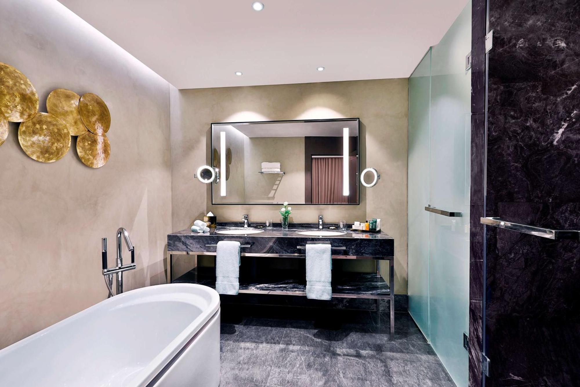Hilton Tanger City Center Bagian luar foto Bathroom