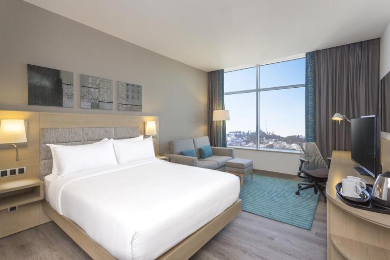 Hilton Tanger City Center Bagian luar foto A typical guest room at the Hilton Garden Inn